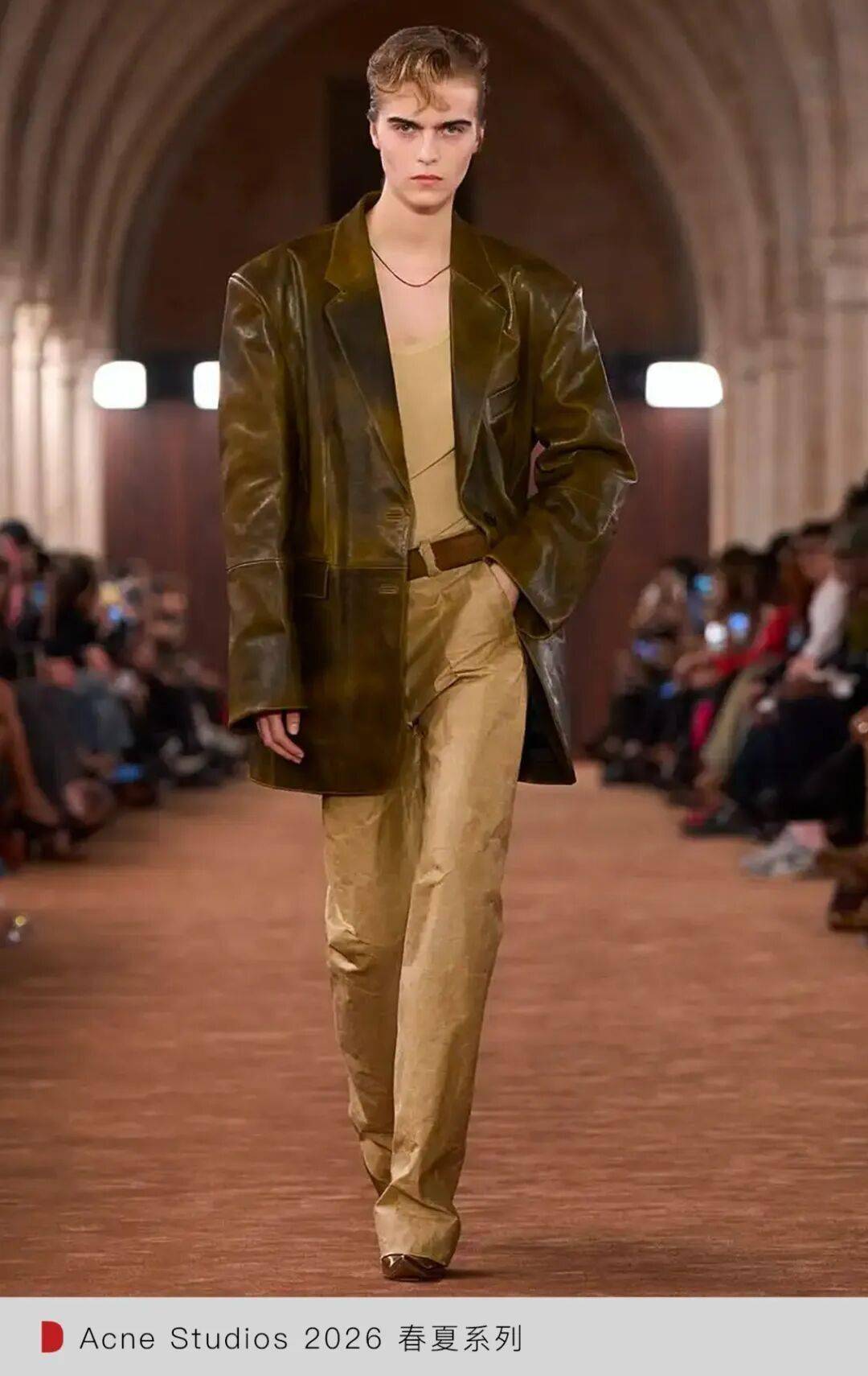 春夏巴黎时装周：谁在逼近国际舞台中心？开元棋牌WWD LIVE 直击 2026(图18)